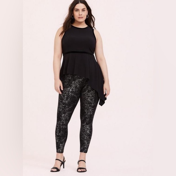 New! Torrid Velvet and Crepe Trim Asymmetrical Peplum Blouse Size 4X - Picture 3 of 9